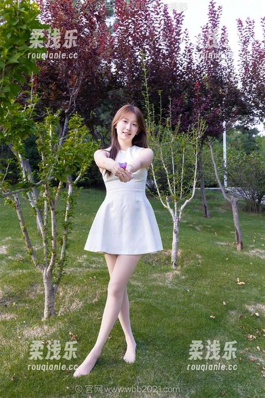 BoBoSocks袜啵啵-泡芙 BoBoSocks袜啵啵 - 运动鞋:泡芙在镜头前的轻松一刻,图片里满是大运动的气息!