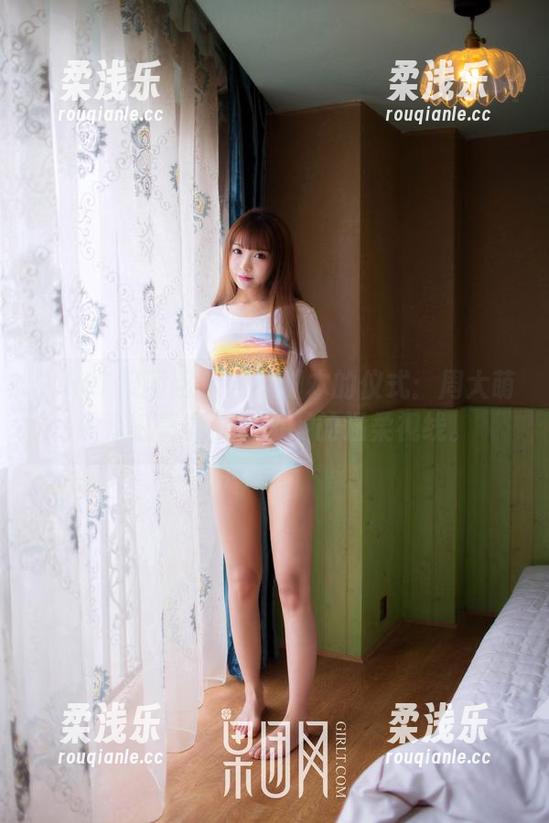 GIRLT果团网-周大萌 GIRLT果团网 - 没有脚本的仪式:周大萌的浴缸写真,水面下的温柔视线。