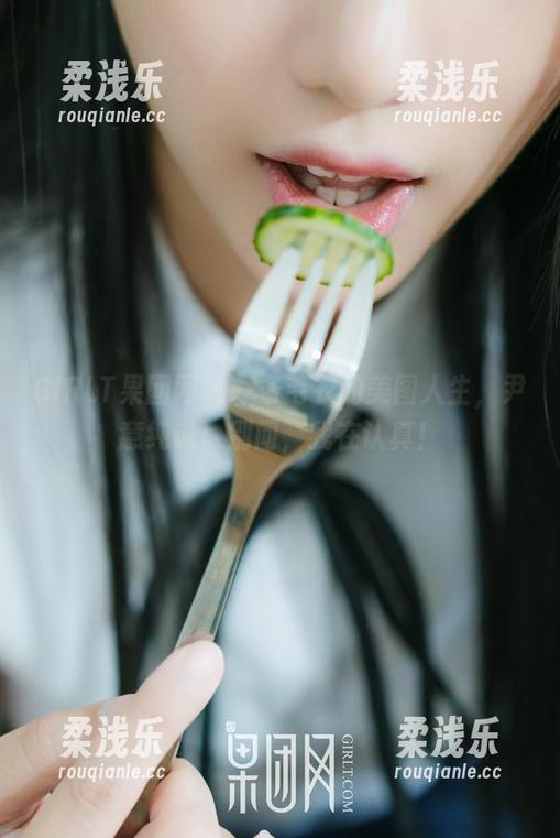 GIRLT果团网 - 一条毛衣的美图人生，尹意纯说：别问，我在认真！