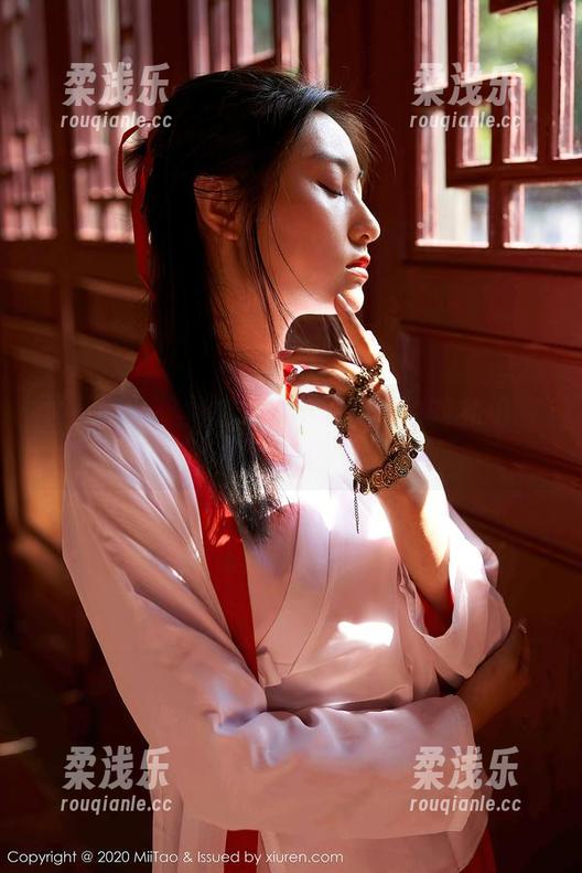 MiiTao蜜桃社 - E杯奶茶隐秘的私拍图集：日常中的不寻常