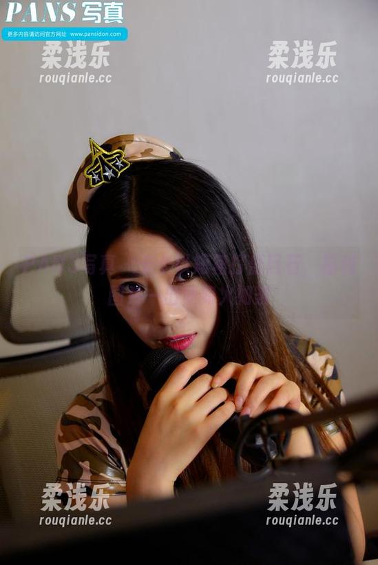 PANS写真-卡卡 PANS写真 - 卡卡以短裙打低巨石,福利图片一出便如火如荼