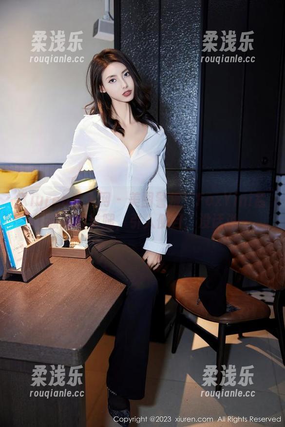 Xiuren秀人网-FoxYini孟狐狸 Xiuren秀人网 - 美图警报:FoxYini孟狐狸的长腿,引人侧目,没话说