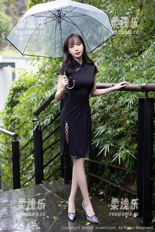 Xiuren秀人网 - 原图里的唐安琪私房：丝袜美腿和我家的旺财对比，反正我俩都是“腿长”的佣兵。
