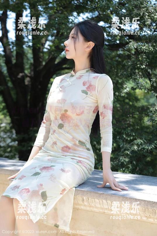 Xiuren秀人网-软软子 Xiuren秀人网 - 软软子的黑色写真,一键下载,瘫坐在沙发上思考人生!