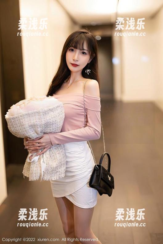 Xiuren秀人网 - 抱歉，我又在看陈怡曼的毛衣图集分享，今天的毛衣选择太犯规！