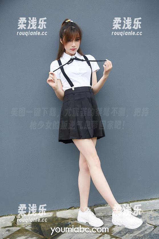 美图一键下载，尤蜜荟的桀骜不驯，把持枪少女的叛逆气息带回家吧！