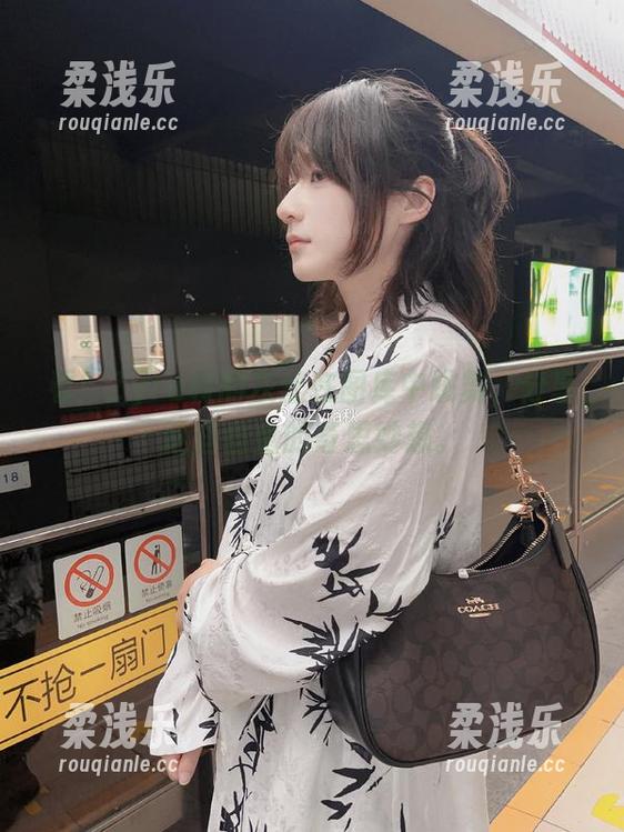 Zyra秋 看!Zyra秋的灰丝在图库中跳舞,分享这些自由的奇思妙想。