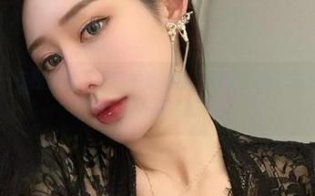 微密圈 – 在线感受不爱笑的赛琳的身材美：我能说我只敢在旁边欣赏吗