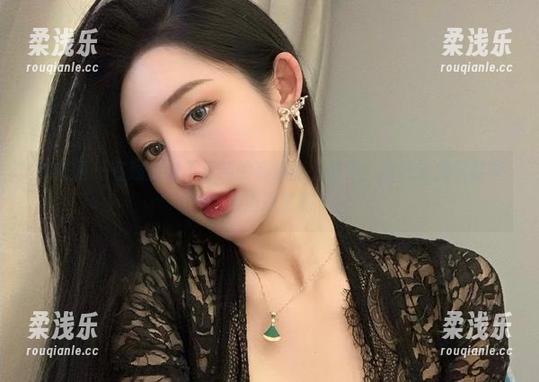 微密圈 - 在线感受不爱笑的赛琳的身材美：我能说我只敢在旁边欣赏吗