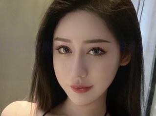 微密圈 – 不爱笑的赛琳的女友全套，明明看似随意却让人停下脚步。