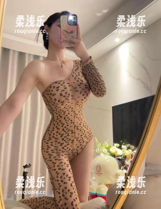 不爱笑的赛琳 微密圈 - 我对“御姐天花板”的理解:全在不爱笑的赛琳的精选图集里了。