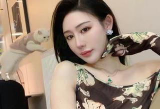 微密圈 – 不爱笑的赛琳网袜全套，下载后自由畅享的那种哦