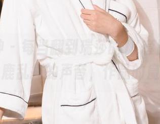 克拉女神 – 每当翻到瑞莎的JK套图，心中总有小鹿乱撞的声音，作品的魔力啊！