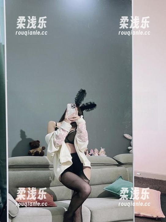 兔宝妮to 微密圈 - 兔宝妮to的JK合集,身材的曲线就像春天的花一样,妖娆得让人挪不开眼。