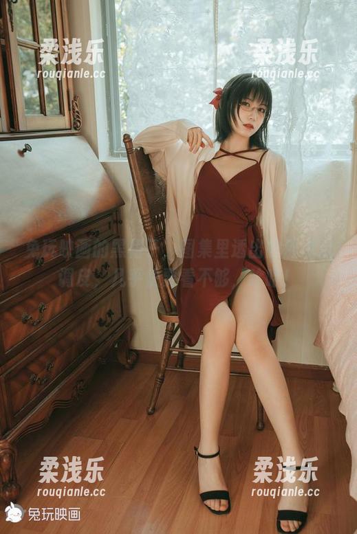 兔玩映画的黑裙子，图集里透出的那点点调皮，几乎快要看不够，哈哈！