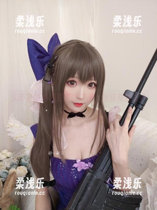 南宫 从南宫的图包里寻找灵感,丝袜在静谧中舞动。
