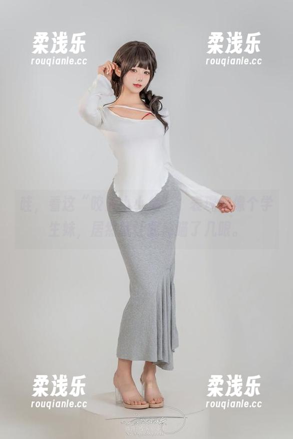 哇，看这“咬人小小兔”，表现得像个学生妹，居然就让我偷瞄了几眼。
