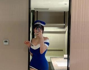 微密圈 – 奶宝妹纸的试衣间乱斗记：一场写真集分享，衣服与幽默在此相遇。
