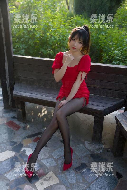 小女巫露娜 你们看!小女巫露娜更新的写真集——粉紫兔兔,好吧,我就是个爱看兔子的单纯群众。