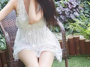 尤蜜荟 – 看着菲儿的短裙，根本无法移开视线，图片里的她似乎在跟我说话。