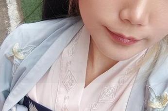 从巴鲁巴鲁BaRu的眼里看，美图里的纯白是茶几上闪闪的白瓷