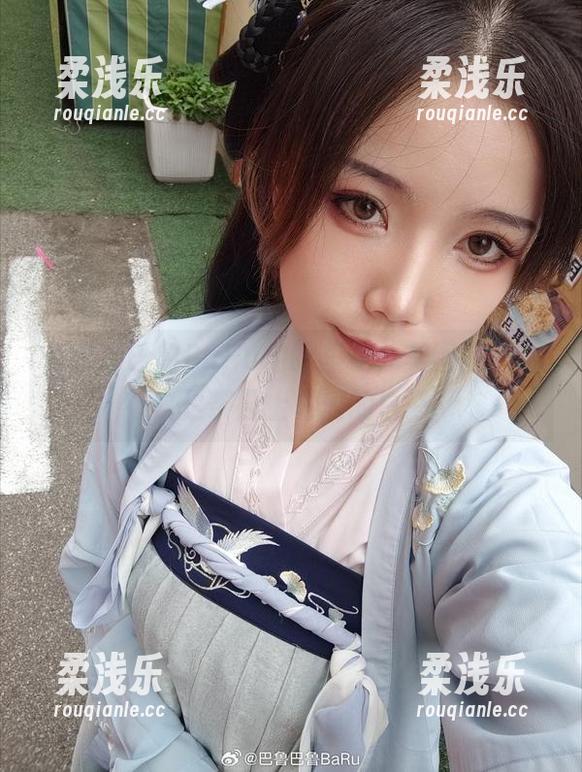 巴鲁巴鲁BaRu 从巴鲁巴鲁BaRu的眼里看,美图里的纯白是茶几上闪闪的白瓷