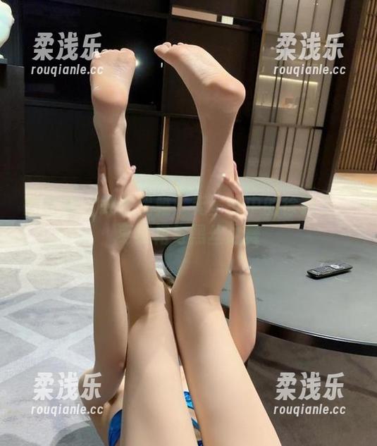 微密圈 - 肆意优雅：无圣光中的徐莉芝、枣红裙与黑丝之舞