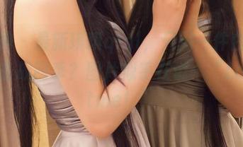 推女神 – 最新琪琪qlql，只用一件白衬衫就能备战四季？图片似乎在说：“Lookatme！”