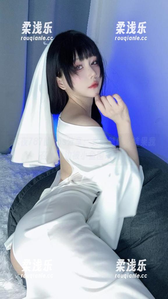 末夜787的cos分享：光辉魅魔，结果我在水池边被小鱼围攻了！