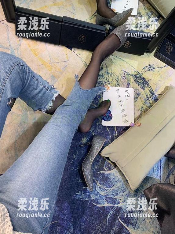 杨大乐乐很靠谱 微密圈 - 杨大乐乐很靠谱的天台,作品里藏着些许不羁的灵魂,全套调调随意而行。