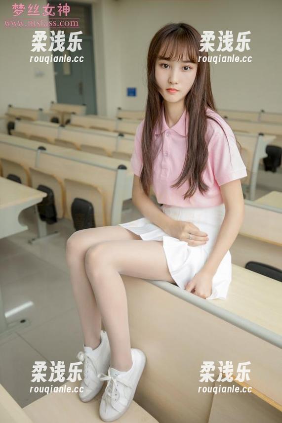 梦丝女神 - 图片里刘诺的校服，哇，校园青春小宇宙一触即发！