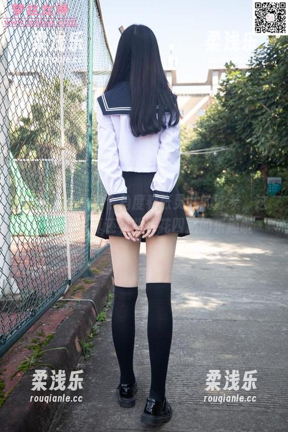 梦丝女神 - 换个角度看张灵儿的泳装，这不仅是写真还有些水花四溅的乐趣哦