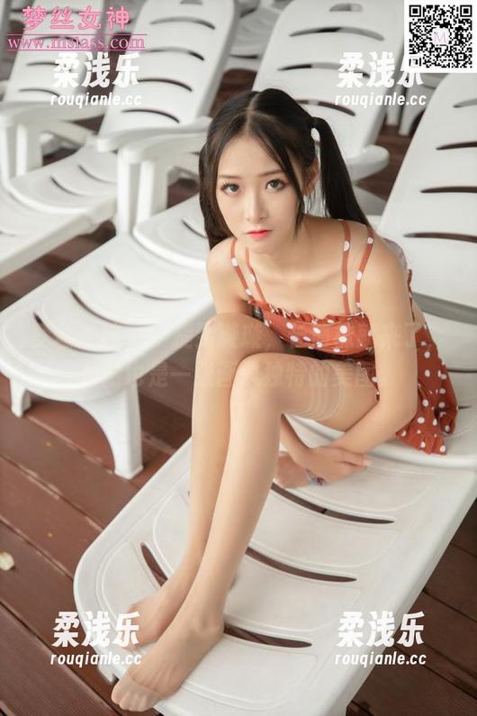 梦丝女神 - 一提到璇璇，长筒袜就来了，当然也是一张画风独特的美图。