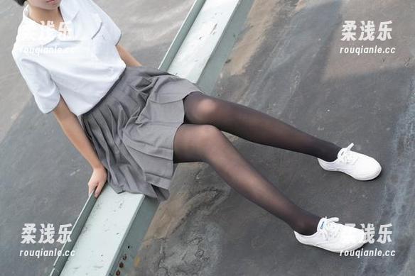 森萝财团 - 吸吸高清速递：白丝少女的百褶裙，这是我每天上班前必看的动态