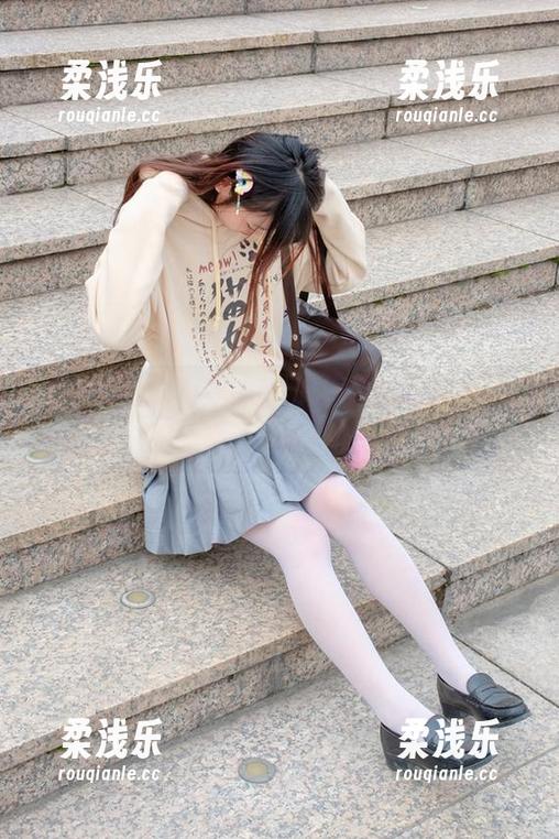 森萝财团 - 再来一张媛媛的体操服写真，看来动作很自如！