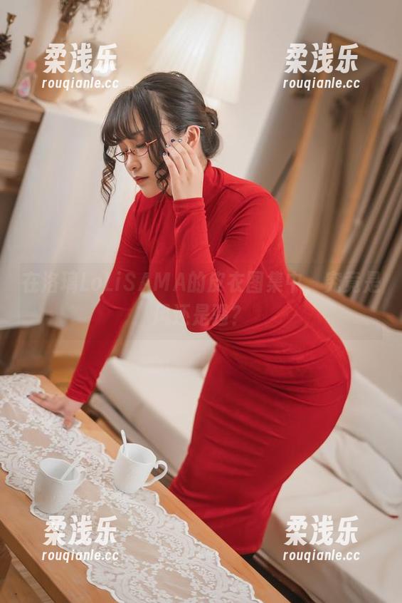 洛璃LoLiSAMA 在洛璃LoLiSAMA的皮衣图集中,究竟是风还是骚?