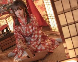 “爆机少女喵小吉的浴室写真，一个沐浴在水雾中的梦”：水蒸气后那种朦胧真让人想多看一眼。