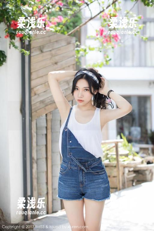 爱蜜社 - 小宝酱的居家写真合集，就我一个人在想这衣服穿不穿出去吗？