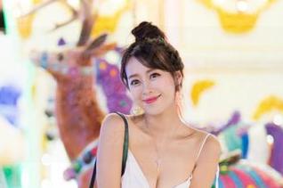 爱蜜社 – 原图分享：方子萱的学妹，轻松的姿态好想让我也变得这么无忧无虑，真羡慕。