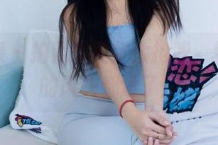 物恋传媒 – 拍照时壁纸太抢眼，婷婷套装的风头都没了！