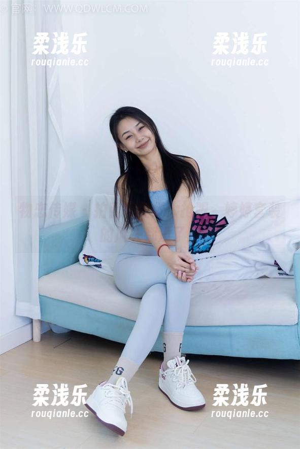 物恋传媒-婷婷 物恋传媒 - 拍照时壁纸太抢眼,婷婷套装的风头都没了!