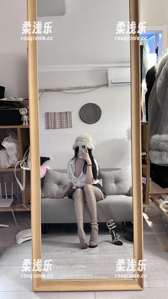 玫桃泡芙 微密圈 - 瞅瞅这套玫桃泡芙写真,女友就在背景里轻声说:“看我多可爱!”