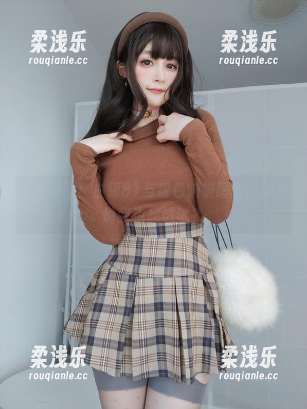最新体验！白银81与粉色蝴蝶睡衣，版主说我也想试试？