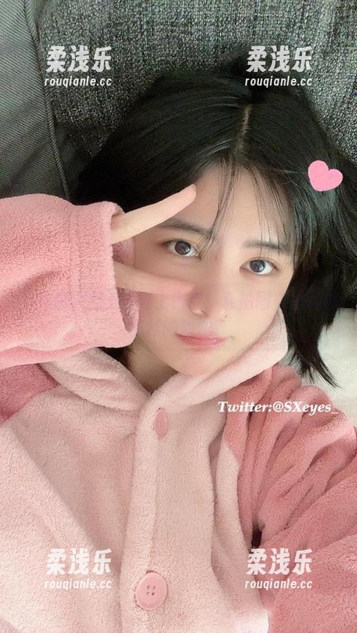 眼酱大魔王w 当眼酱大魔王w碰上镂空:私拍图集里藏着怎样的戏法?
