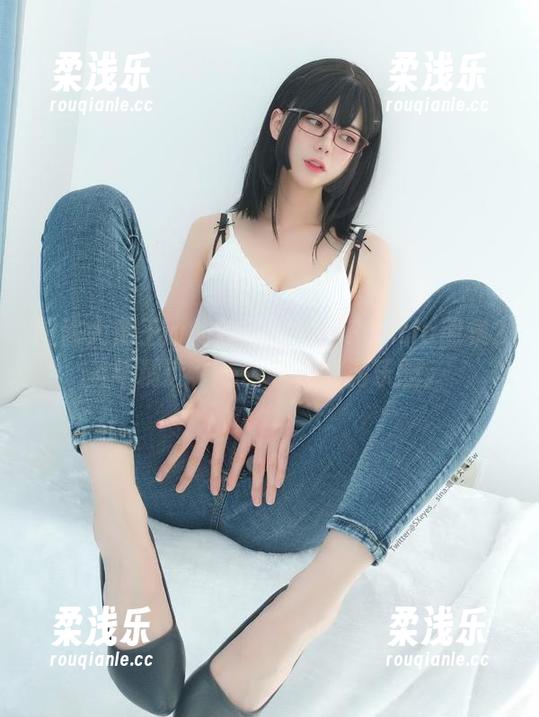 眼酱大魔王w 眼酱大魔王w的独特视角:Fantia图集24年精选,一场非凡的游乐园。
