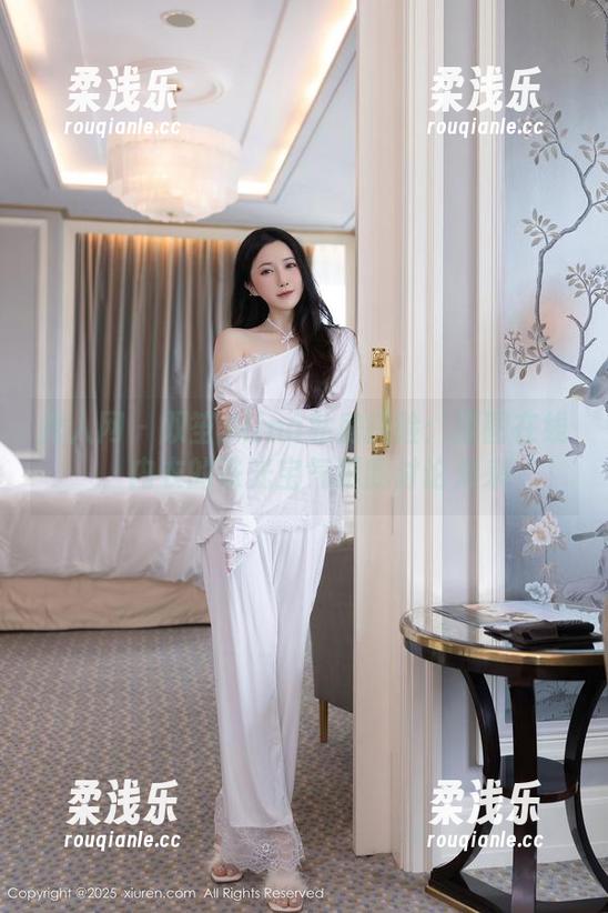 秀人网-双笙Alina 秀人网 - 双笙Alina私房探险:原图在线,内衣的珠光宝气跟我讨论未来