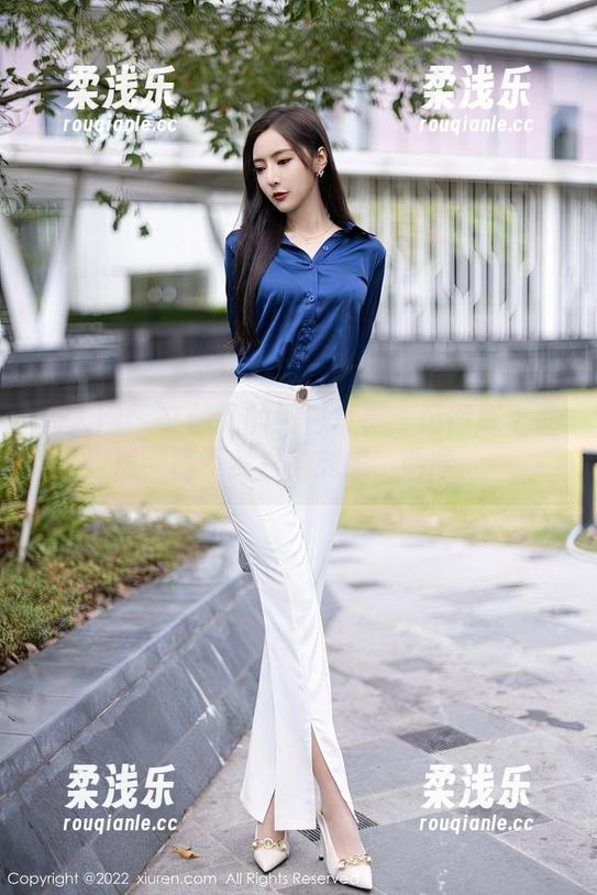 秀人网 - 文静儿的纯白写真：记得戴上墨镜，再不然白得刺眼，哈哈。