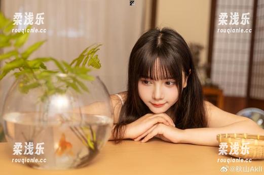 秋山AkI 请问棉袜图包可以自拍出‘不小心发现’吗?秋山AkI亲测!