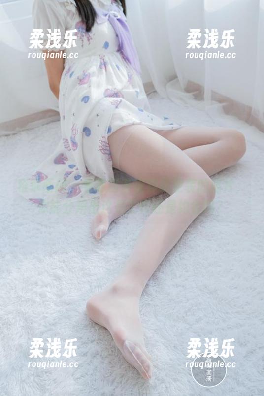 稚乖画册-赤西夜夜 稚乖画册 - 看赤西夜夜穿职业装的照片,你能分辨出这是工作还是约会吗?