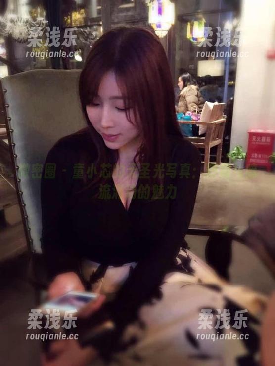 童小芯 微密圈 - 童小芯的无圣光写真:短裙与暗流涌动的魅力
